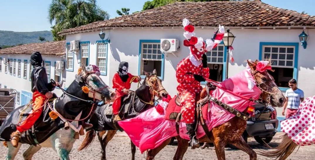 Homens mascarados, a cavalo, que fazem parte da Cavalhada, festa cristã na cidade de Pirenópolis, estado de Goiás, Brasil. Maio de 2015. Erica Catarina Pontes/Shutterstock.com