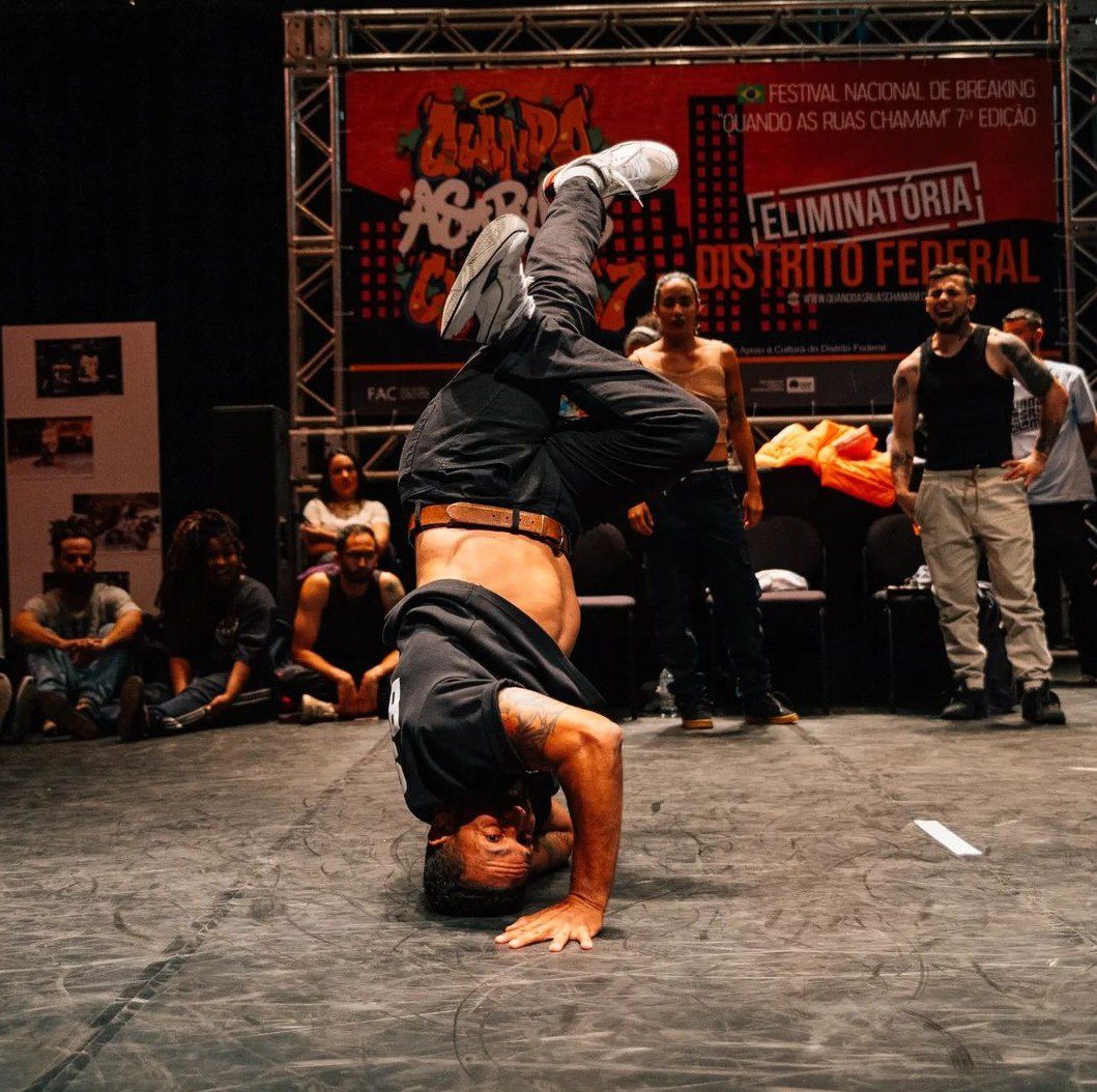 imagem destacada, mostra o entrevistado dançando