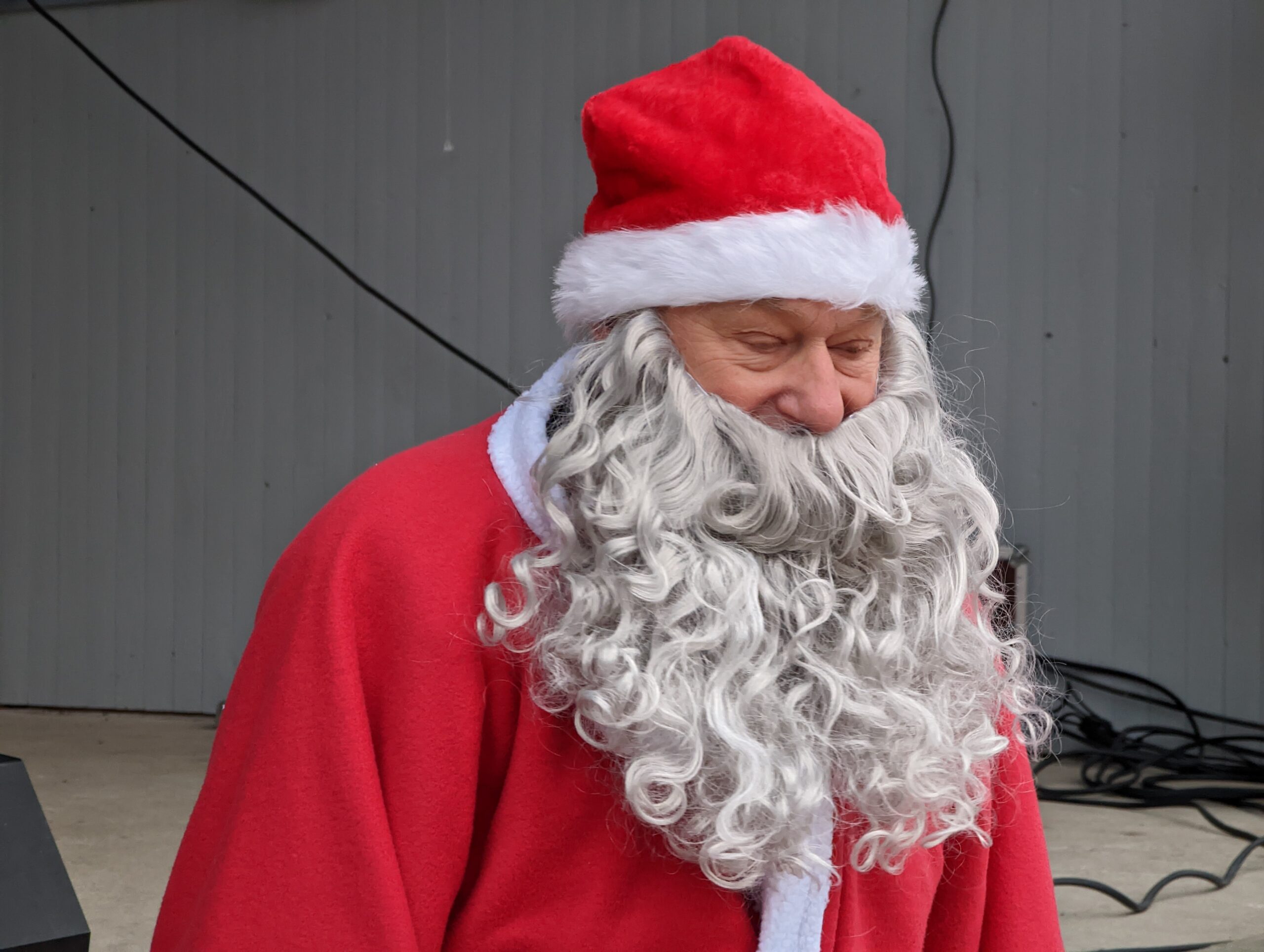 Fotografia mostra homem branco vestido de Papai Noel