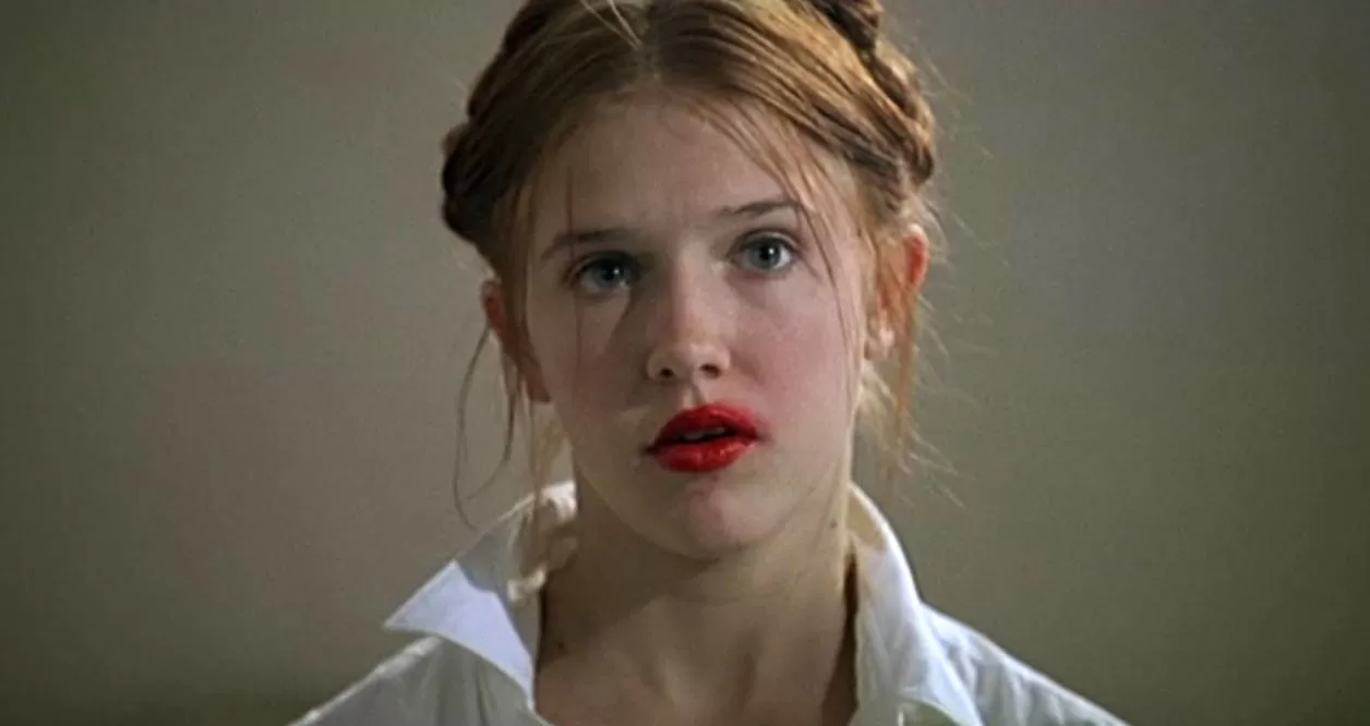 Protagonista do filme Lolita com a boca manchada de batom vermelho.