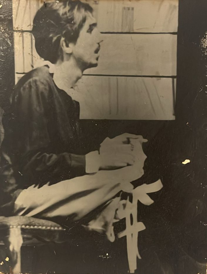 Ator Nilton Rodrigues se apresentando no palco do Teatro InAcabado em 1975