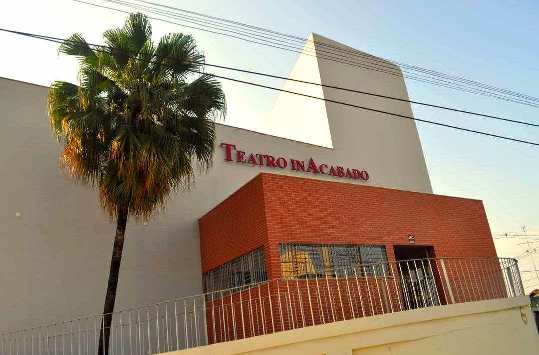 De frente ao Teatro InAcabado