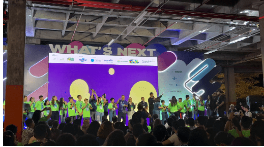 alunos comemorando a vitória no hackathon low code