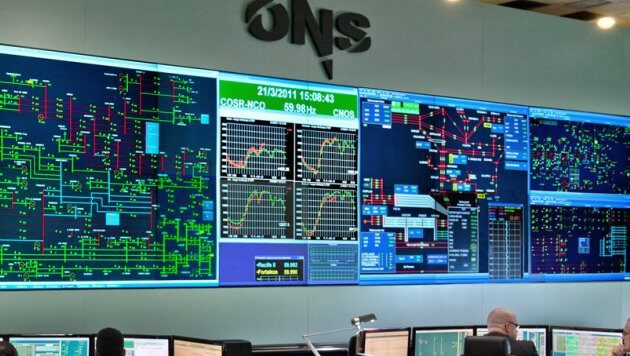 fotografia mostra computadores com estatísticas em tela