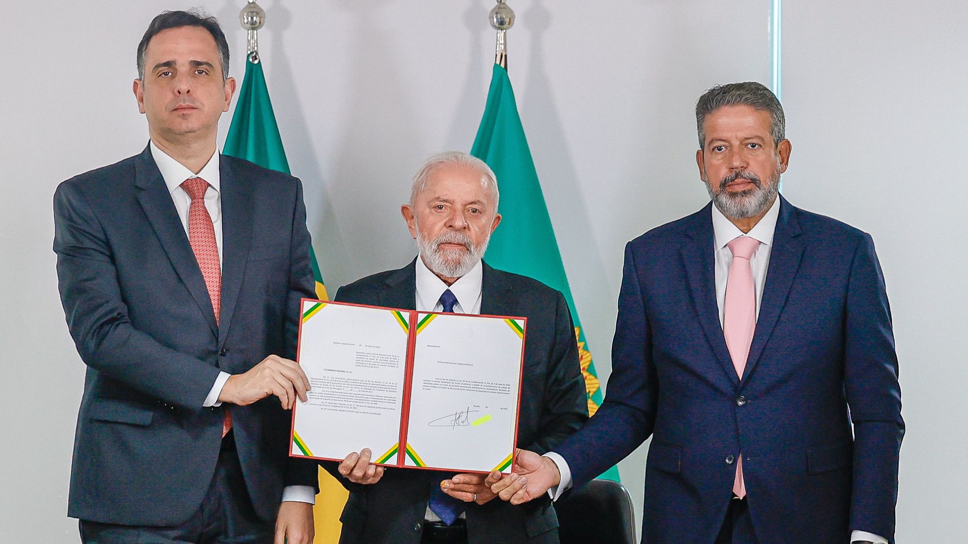 Fotografia mostra o presidente Luiz Inácio acompanhado dos presidentes do Senado e do Congresso Nacional.
