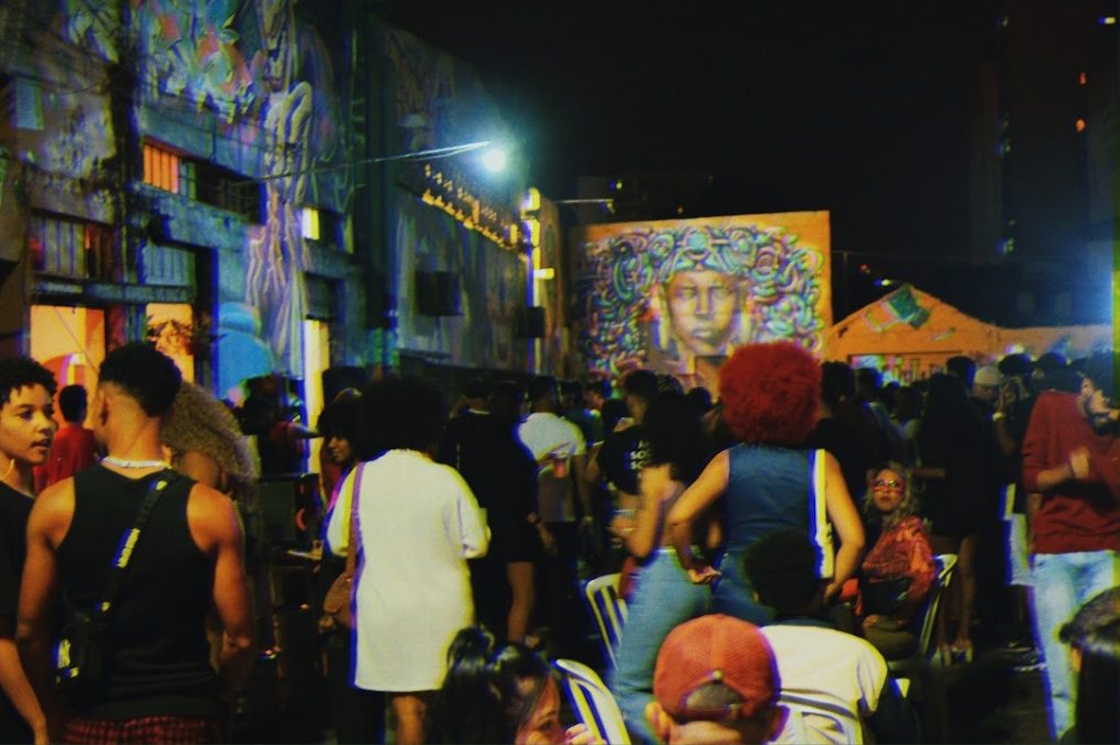 imagem mostra pessoas reunidas no evento baile black