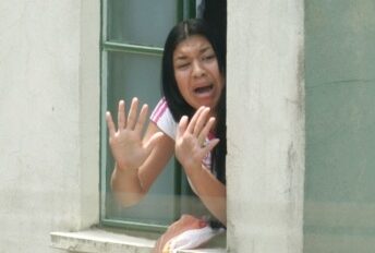 mulher grita na janela