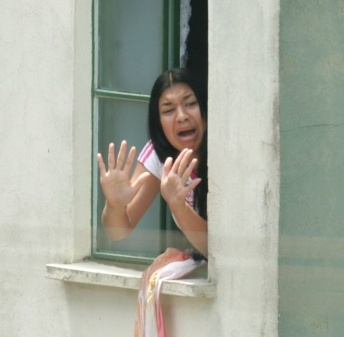 mulher grita na janela