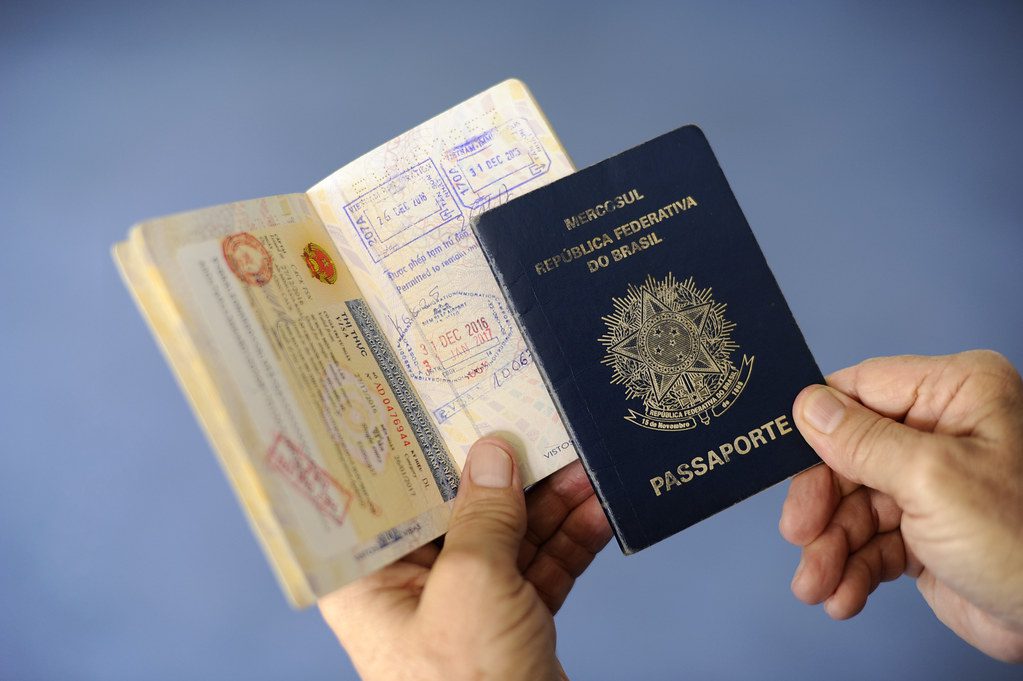 Fotografia mostra passaporte brasileiro com carimbos de outros países