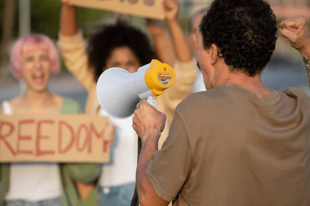 Jovens protestando na rua
