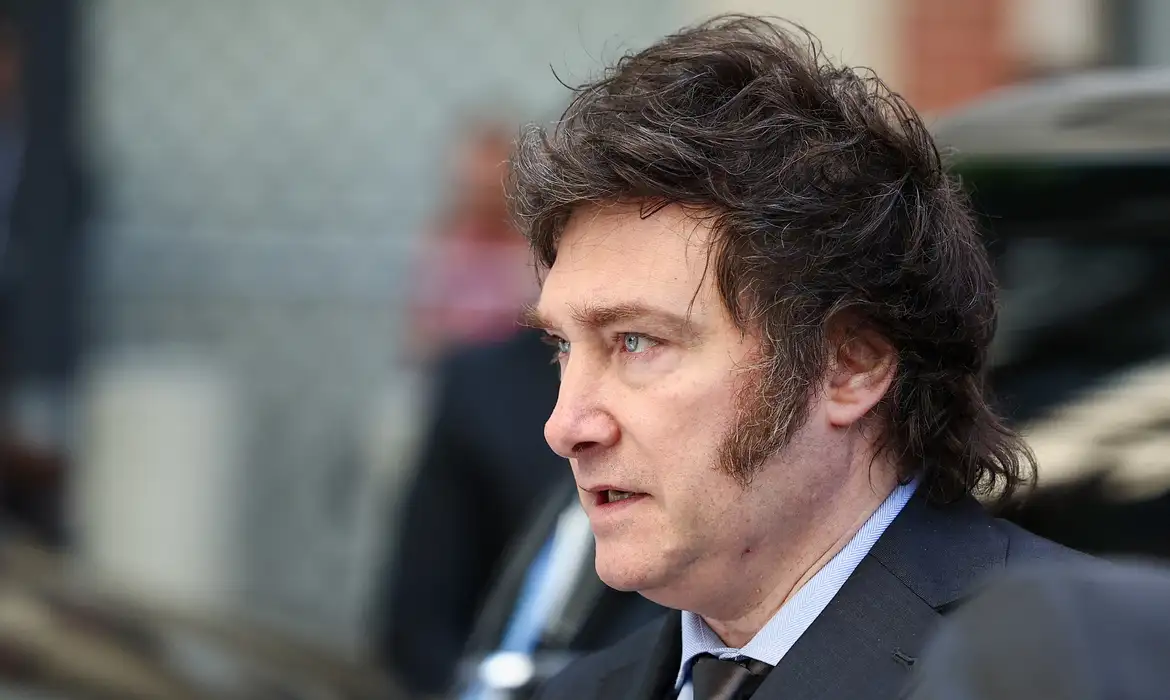 Javier Milei com expressão séria de preocupação