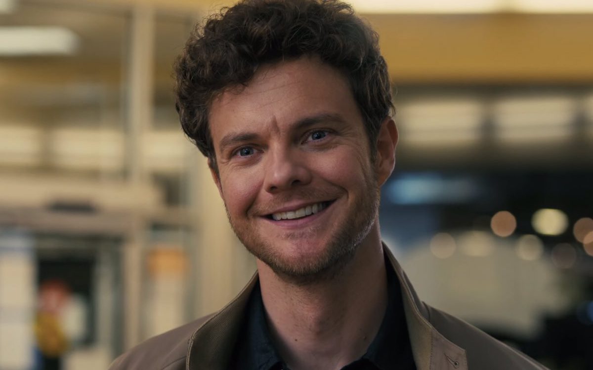 Jack Quaid em cena de Acompanhante Perfeita. Foto: Reprodução 