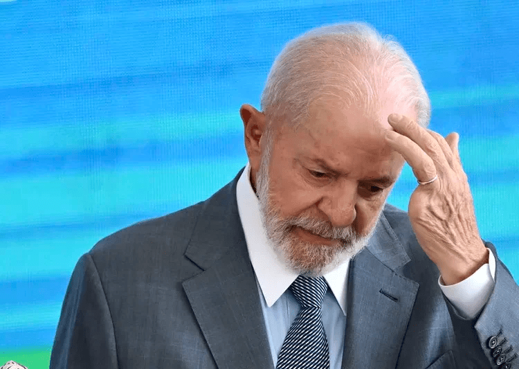 Lula leva mão esquerda à testa