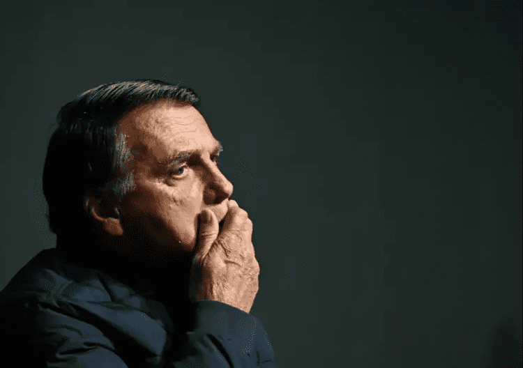 Bolsonaro leva mão direita à boca em expressão preocupada. Foto: Evaristo Sá/AFP.