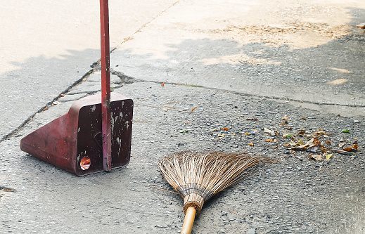 Vassoura e pá para limpeza da rua