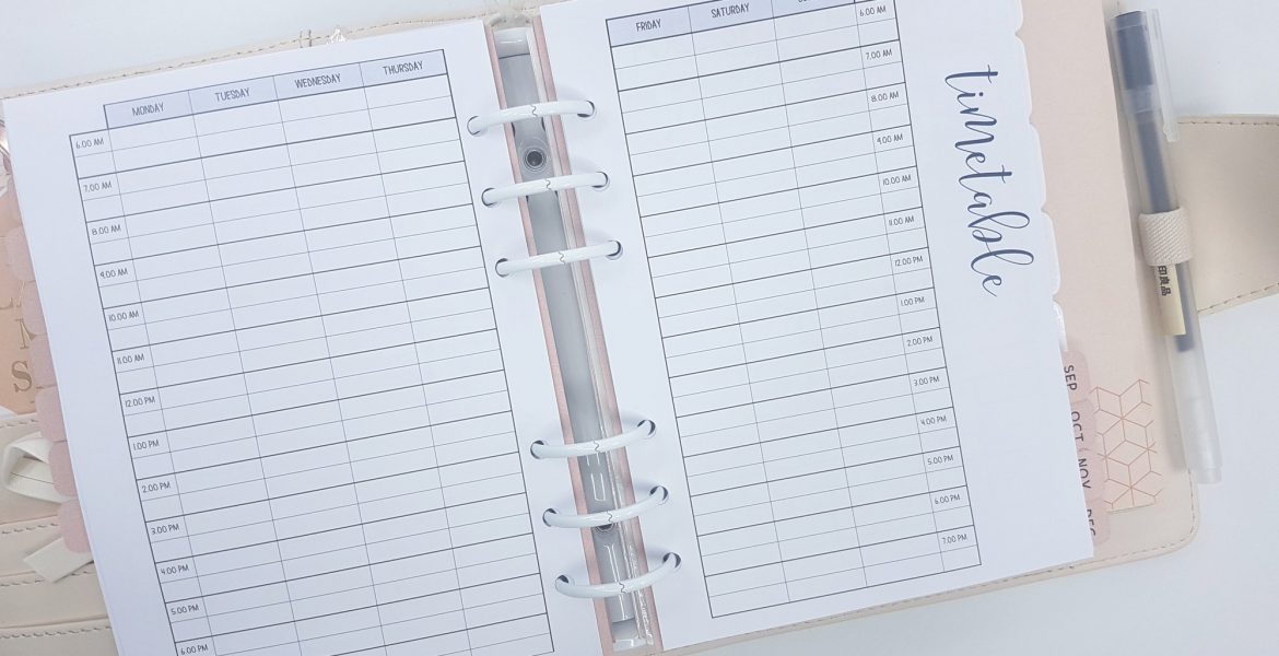 Planner aberto com dias da semana e horários