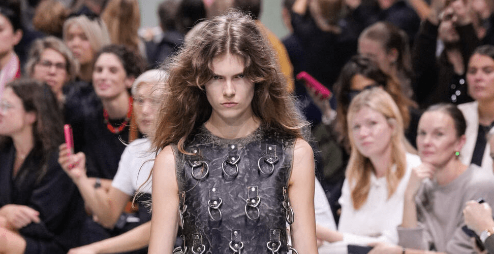 modelo desfilando para Prada Primavera/Verão 2025