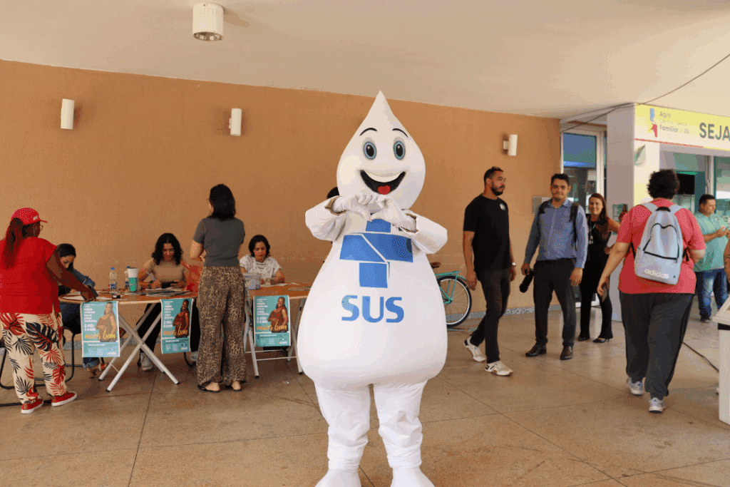 Zé Gotinha com gesto de coração para a câmera durante a Acof 25.