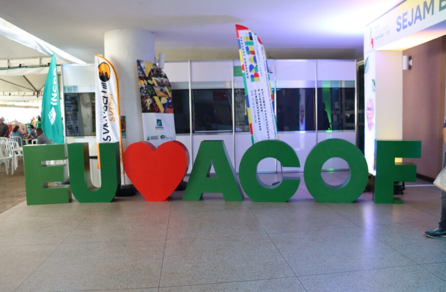 Placa escrito Eu amo ACOF