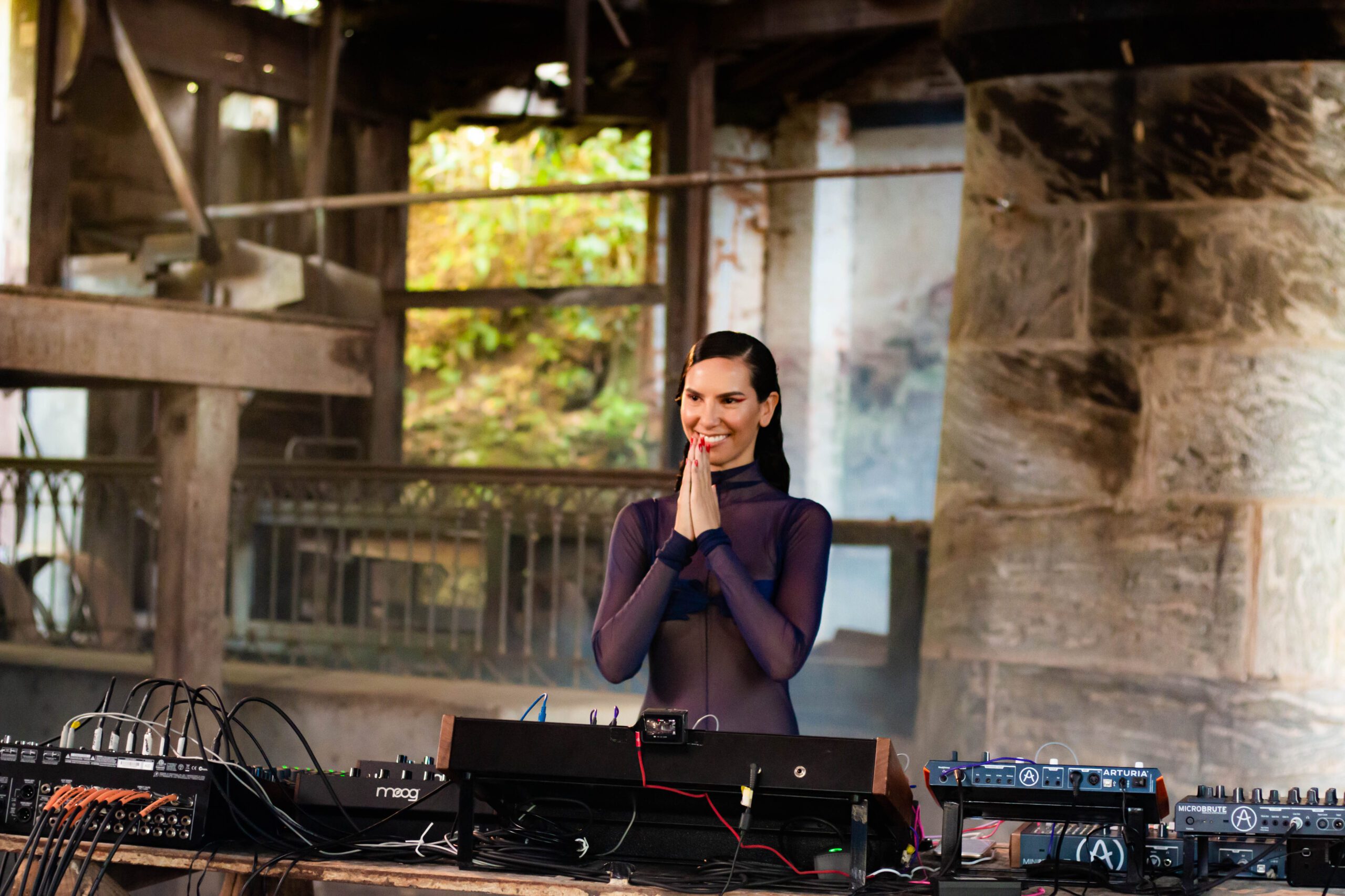 DJ manuseando equipamentos de música