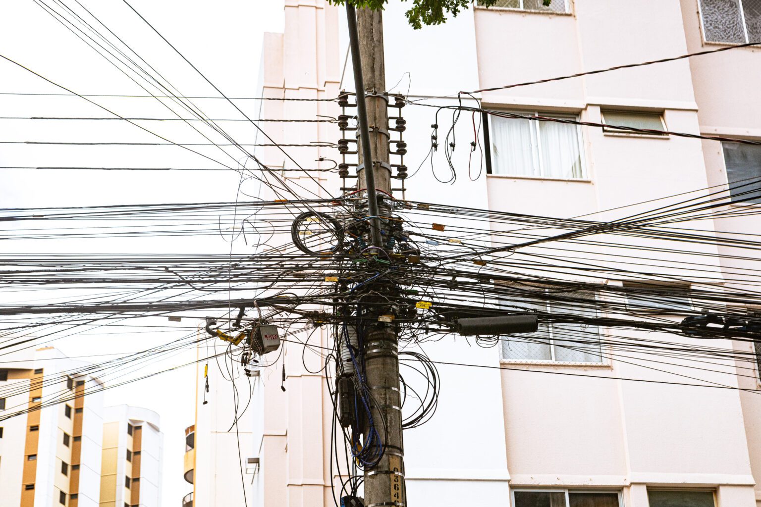 Fios soltos em Goiânia