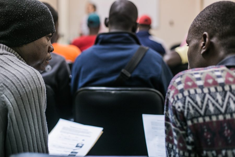 imagem mostra migrantes conversando