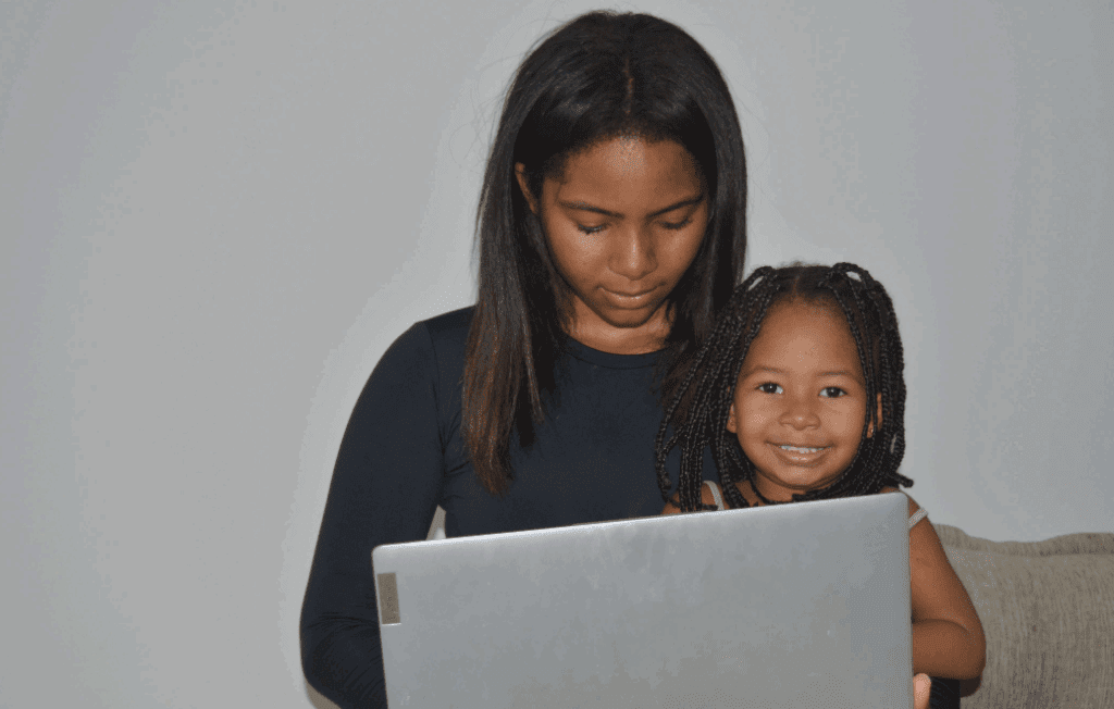 imagem com mulher com notebook e filha no colo