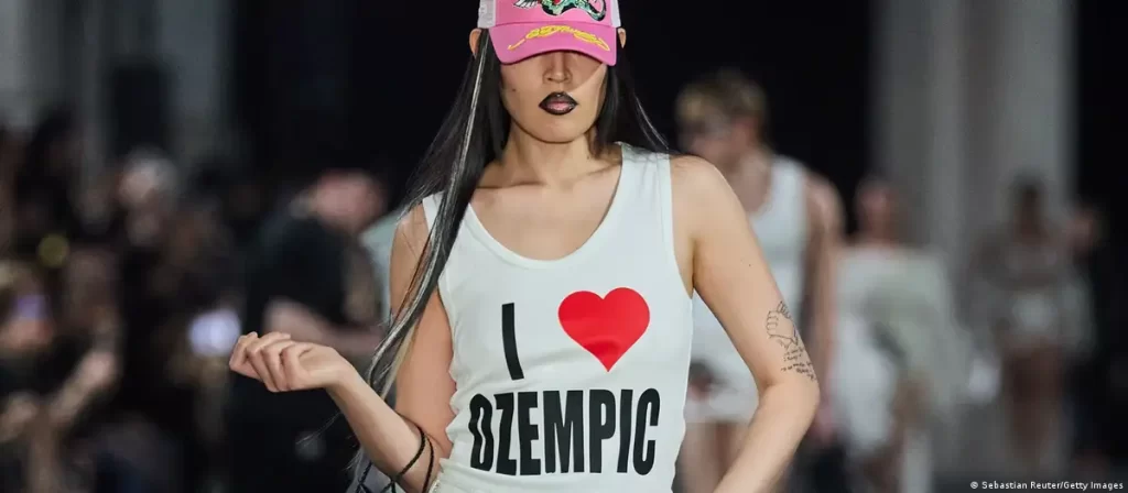 "Eu amo ozempic": Modelo para marca Namilia na Semana de Moda de Berlim. (Foto: Sebastian Reuter)