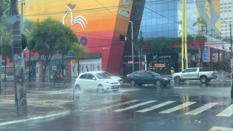 Chuvas fortes em Goiânia geram alagamentos e a Defesa Civil emite alerta 